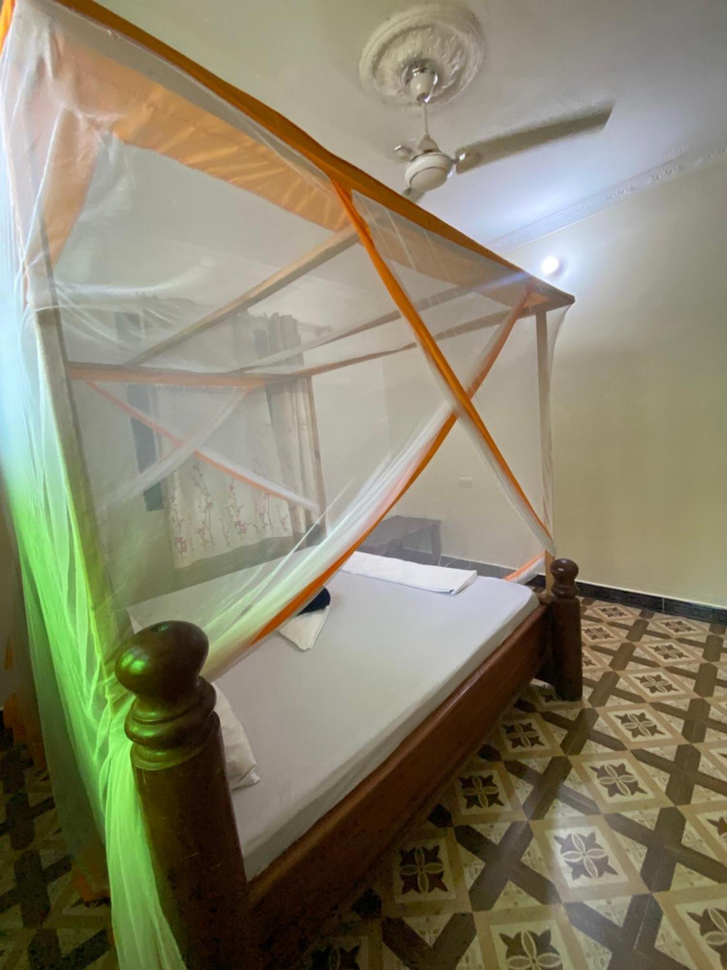 Falcon House Couette-café Kendwa